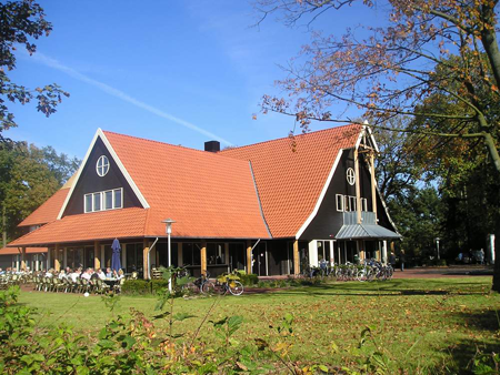 Op het as van het uitgebrande restaurant